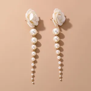 Kamelie Blüte Perle lange Quaste Ohrringe Detailansicht, eleganter Modeschmuck Artikel.