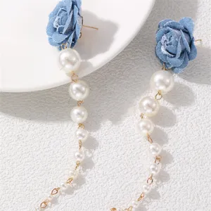 Blaue Rosen Perlen Quasten Ohrringe elegante Damen Schmuck Detailansicht Modeschmuck