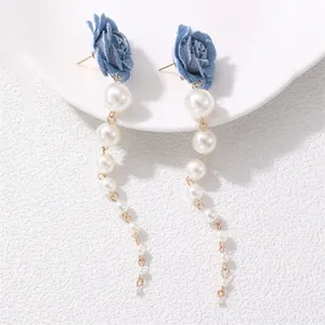 Schicke blaue Jeansrosen-Ohrringe mit langen Perlen-Quastenketten. Detailansicht.