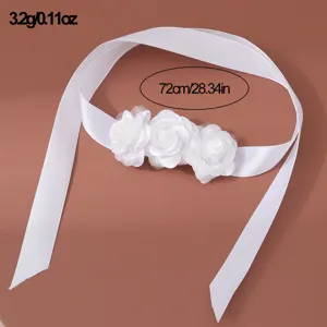 Vista dettagliata del bracciale in nastro di rosa in tessuto bianco, accessorio floreale.