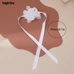 Bracciale nastro perla fiore in tessuto bianco accessorio da polso sposa matrimonio.