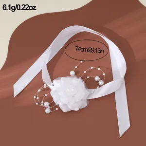 Elegante bracciale con fiore in tessuto bianco e nastro di perle per matrimonio da sposa.