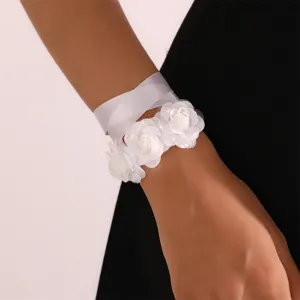 Fiore da polso in tessuto rosa bianca con nastro, perfetto accessorio da sposa.