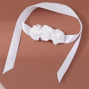 Elegante bracciale con nastro di fiore da polso in tessuto bianco per matrimonio.