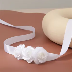 Vista dettagliata del nastro di fiore di rosa in tessuto bianco accessorio.