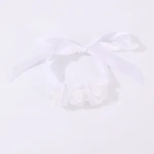Fiore da polso in tessuto bianco con nastro fiocco, dettaglio delicato per sposa nozze.