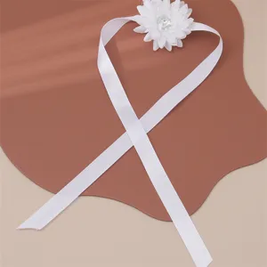 Elegante fiore da polso bianco con nastro in satin, perle e cristallo per matrimonio sposa.