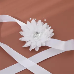 Primo piano dettagliato del corsetto da polso in tessuto bianco con strass e perle.