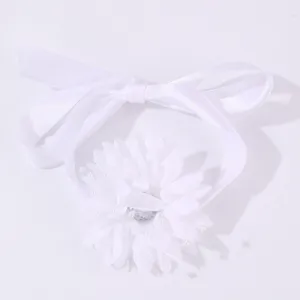 Bracciale con fiore in tessuto bianco con perle e nastro di satin dettaglio per damigella nozze.