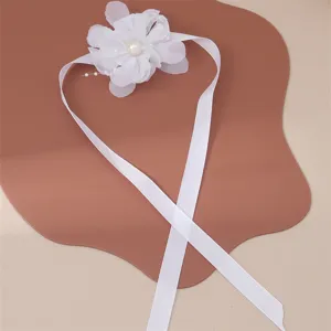 Bracciale da polso da sposa con fiore in tessuto bianco perla e nastro lungo dettaglio.
