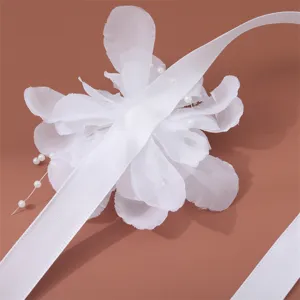 Bracciale con fiore in tessuto bianco con perla e nastro per accessorio matrimonio damigella.