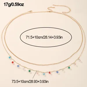Detailansicht der mehrlagigen goldenen Taillenkette mit zarten bunten Kristallperlen.