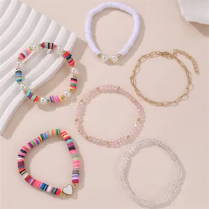 Handgemachte bunte Tonperlen Armband Set für Damen, Detailansicht verschiedener Perlendesigns.