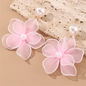 Elegantes pendientes de flores de malla rosa con perlas, joyas florales chic para mujeres.