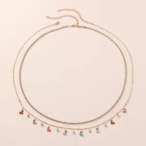 Detailansicht der mehrlagigen Strass Taillenkette mit farbigen Kirsch Anhänger-Details.