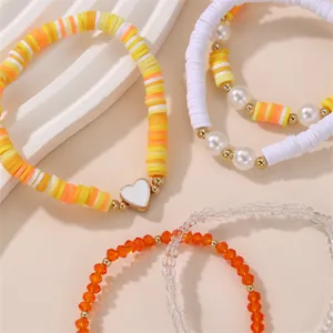 Detailansicht des bunten Tonperlen und Perlen Armband Sets mit einem Herz Anhänger.