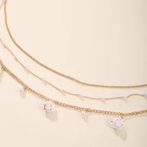 Goldfarbene mehrlagige Taillenkette mit weißen Rosen und Perlen für den Strand.