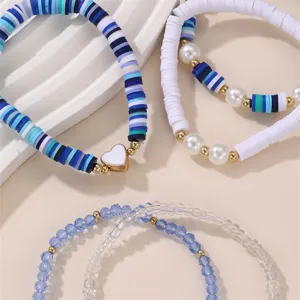Detailaufnahme eines bunten Polymer Ton und Perlen Armband Sets, Handgemachter Schmuck.