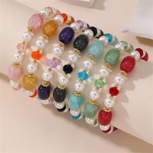 Detailaufnahme des bunten Perlenarmband-Sets mit Perlen und lebendigen Edelsteinen.