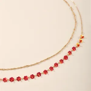 Doppel lagige Taillenkette mit roten Blumenanhängern, ideal für Strand und Sommeroutfit.