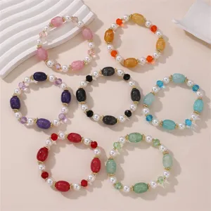 Buntes handgemachte Perlenarmbänder Set mit kleinen Perlen und Steinen für Damen Alltag.
