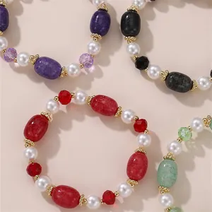 Bunte Perlenarmband Detailansicht mit Risssteinperlen, Kunstperlen und goldenen Abstandsperlen.