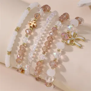 Detailansicht des handgefertigten Perlenarmband-Sets mit Kristallperlen, Kleeblatt und Schleife.