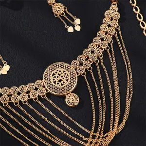 Detailaufnahme der goldenen filigranen Hohlmetall-Körperkette, mehrlagiges trendiges Accessoire.