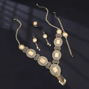 Detailansicht des goldenen filigranen Metall Halskette Ohrringe Ring Armband Schmuck Set.