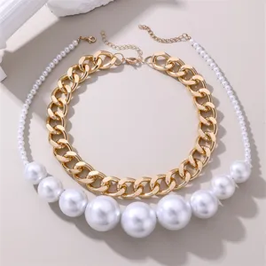 Mehrlagige grobe Goldkette und große Kunstperlen Choker Halskette Damen Statement Schmuck Detail.