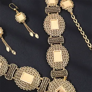Nahaufnahme der goldenen filigranen Schmuckdetails, welche exquisite Handwerkskunst zeigen.