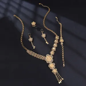 Elegantes europäisches hohles goldenes Blumen Schmuckset Halskette Ohrringe Ring Armband.