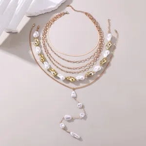 Mehrlagige goldene Kette mit barocken Perlen für Damen stilvoller Trend Schmuck.