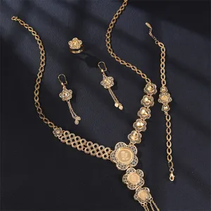 Detailaufnahme des vergoldeten hohlen Blumenschmucksets mit filigranen Elementen und feiner Textur.