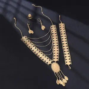 Vergoldetes Schmuckset aus hohlem Kupfermünzen mit Halskette, Ohrringen, Ring und Armband.