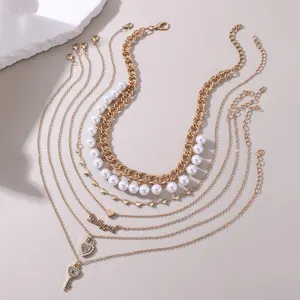 Mehrlagige goldfarbene Perlenkette Set mit Herzschloss und süssem Babygirl Anhänger.