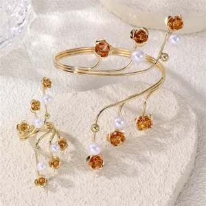 Set bracciale e anello in filo floreale dorato con rose metalliche e perle per moda estiva elegante.