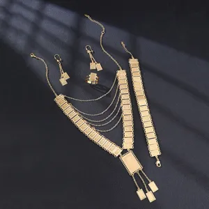 Exquisites vergoldetes Kupfer Mehrschicht Halskette Ohrringe Armband Ring Schmuck Set Detail.