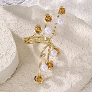 Primo piano dettagliato di un gioiello con anello aperto in perla e rosa placcato oro.