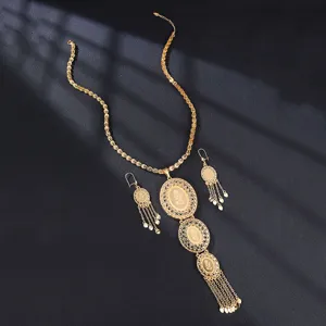 Exquisites vergoldetes hohles langes Halsketten und Ohrringe Set im Detail, elegantes Design.