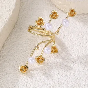 Anello aperto multistrato placcato in oro con rose in metallo delicate e classiche perle finte.