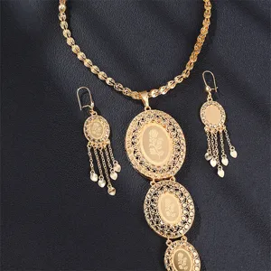 Goldenes Vintage hohler Anhänger Halskette und Ohrringe Schmuckset für elegante Frauen Mode.
