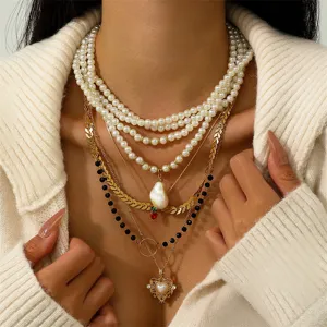 Mehrlagiges Perlenketten-Set mit Vintage-Herzanhänger und goldener Kette für Damen.