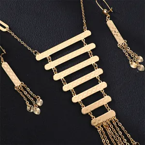 Detailansicht des exquisiten vergoldeten geometrischen Stab-Halsketten- und Ohrring-Sets.