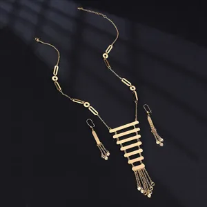 Europäisches geometrisches hohles Kupfer Halskette und Ohrringe Schmuck Set für Damen im Detail