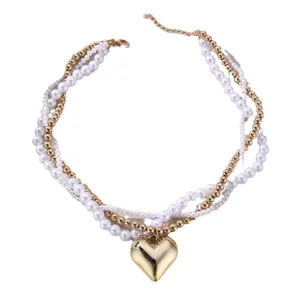 Mehrlagige Perlenkette mit goldenem Herzanhänger für Damen, ideal für Alltag und Partys.