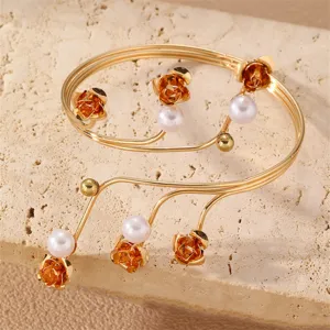 Bracciale da braccio rigido con rose dorate e perle gioiello moda estiva accessorio