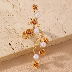 Bracciale aperto dorato con rose scolpite e perle sintetiche dal design molto elegante.