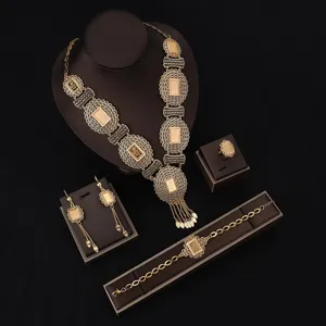Elegantes europäisches und amerikanisches hohles Kupfer Halskette Ohrringe Armband Schmuck Set