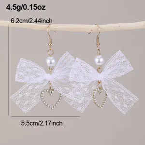 Elegante weiße Spitzen Schleife Ohrringe mit glitzernden Herz Perlen Anhängern für Damen.